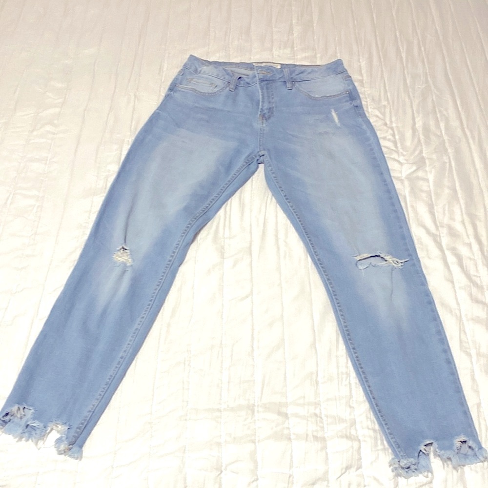 YMI Distressed Cropped Blue Jeans | Size:29